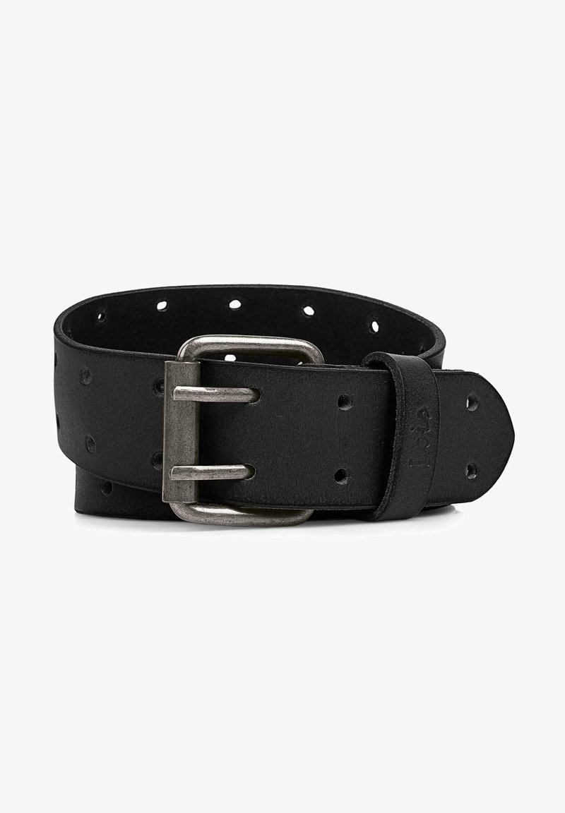 Cinturón de cuero negro con una hebilla de metal plateada, múltiples agujeros para ajustar el tamaño y una textura suave y mate.