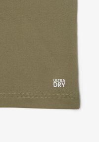 Tricou scurt cu mânecă, de culoare verde măslin, ULTRA DRY, cu textură netedă, design ajustat și un logo alb imprimat aproape de tiv.