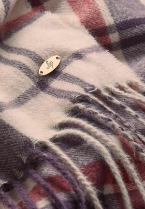 Kariertes Wollschal in Lila-, Beige- und Rottönen; mit fransigen Kanten und einem metallischen Etikett mit einem kunstvollen Design.