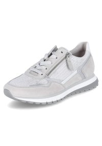 Baskets gris clair en tissu texturé, avec des empiècements en suède, des lacets blancs, une fermeture éclair latérale et une semelle en caoutchouc blanche conçues pour un usage décontracté.