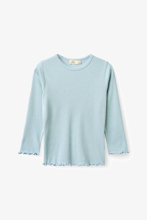 Tricou pentru copii mici, cu mâneci lungi, albastru deschis, cu model împletit și margini ondulate la mâneci, tiv și decolteu, așezat pe o suprafață albă.