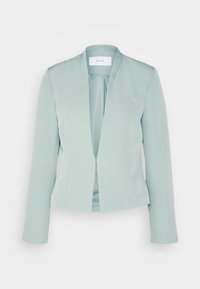 Světle modrý dámský blazer s dlouhými rukávy, otevřeným předním dílem a jednou náprsní kapsou, vystavený na čistém bílém pozadí.