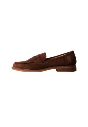 Chaussure penny loafer en daim marron avec un petit talon et une semelle en cuir, vue de côté sur fond blanc.