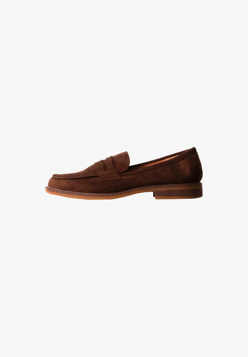 Chaussure penny loafer en daim marron avec un petit talon et une semelle en cuir, vue de côté sur fond blanc.