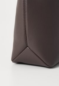 Samsøe Samsøe JENNIE TOTE BAG  - Velká kabelka - dark brown
