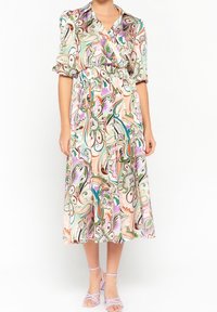 Wielokolorowa, wzorzysta sukienka z kołnierzykiem, krótkimi bufkami i elastyczną talią. Wykonana z lekkiego materiału, sięgająca poniżej kolan.