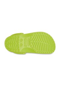 Sandalia Crocs verde con suela texturizada, patrón de tracción, detalles de correa y acabado suave, diseñada para la comodidad y el uso casual.