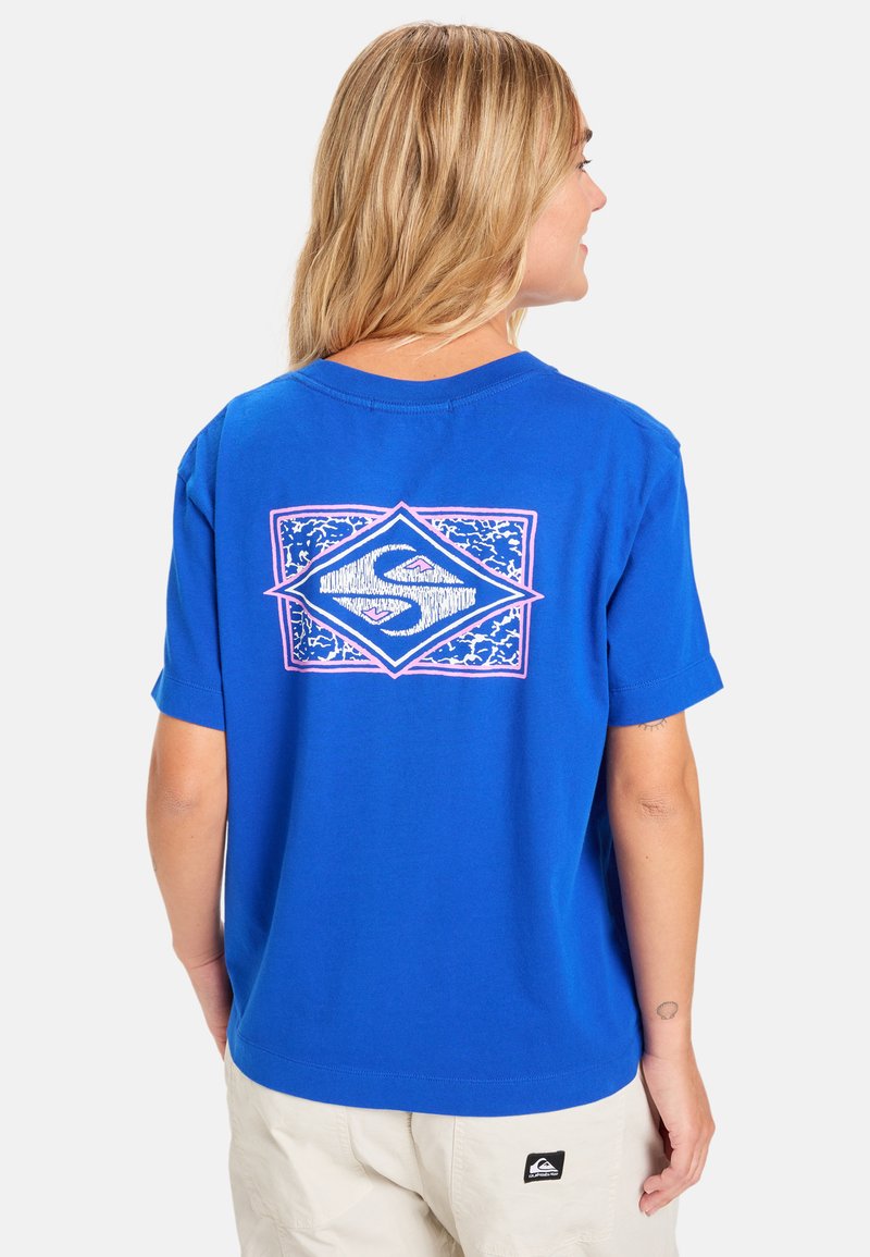 Blaues Baumwoll-T-Shirt mit Grafikdesign in Pink und Weiß auf dem Rücken, mit rundem Halsausschnitt und kurzen Ärmeln.