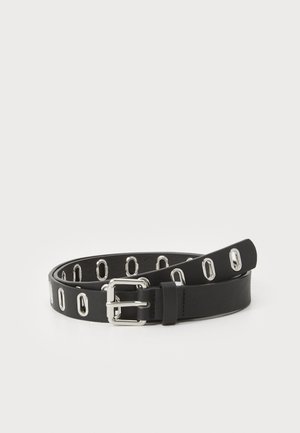 Cinto de couro preto com recortes ovais, fivela em tom prateado e textura lisa. Comprimento ajustável para um ajuste personalizável.