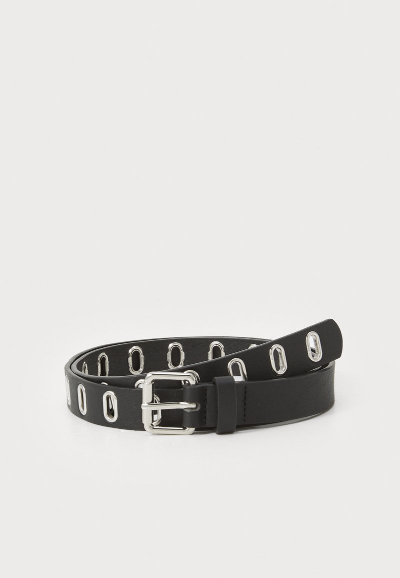 Schwarzer Leder-Gürtel mit ovalen Ausschnitten, silberfarbener Hardware-Schnalle und glatter Textur. Anpassbare Länge für eine individuelle Passform.