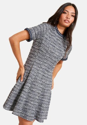 Šaty s krátkym rukávom, strihu fit-and-flare, vyrobené z textúrovanej látky v námorníckej modrej a bielej farbe, s okrúhlym výstrihom a kontrastným lemovaním na rukávoch.