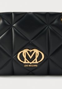 Μαύρη τσάντα από κούμπωμα από συνθετικό δέρμα με γεωμετρικό σχέδιο, διαθέτει χρυσό λογότυπο "Love Moschino" και έντονες καρδιές.