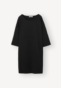 Zwarte knie-lange jurk met driekwartmouwen en een ronde hals, weergegeven op een effen witte achtergrond.