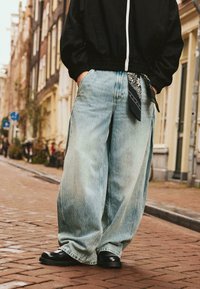 Bershka BARREL JEANS 01310231 - Džíny Relaxed Fit - light blue/světle ...