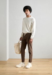 Lindbergh CROPPED PANTS - Παντελόνι - deep brown