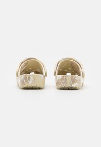 Crocs Šľapky - bone/multi-coloured