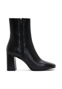 Las botas de cuero negro hasta el tobillo cuentan con una punta afilada, una cremallera lateral y un tacón de bloque grueso, ofreciendo un diseño elegante y moderno.