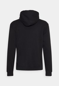Sudadera con capucha negra, de manga larga, con textura suave y puños y dobladillo acanalados. Presenta un diseño simple y limpio, sin patrones.