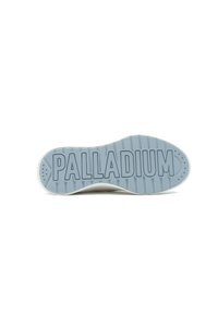 Semelle de sneaker Palladium en caoutchouc bleu clair avec une surface texturée et "PALLADIUM" embossé au centre. Design à bout rond.