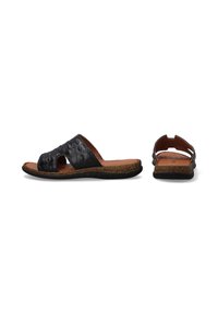 Zwarte leren slippers met twee brede banden en een gestructureerd ontwerp. Voorzien van een bruine gekoesterde voetbed en een gestructureerde zool voor grip.