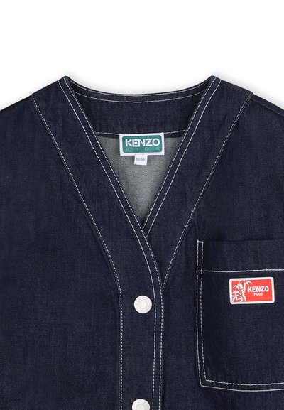 Donkerblauw denim shirt met V-hals, witte stiksels, voorzak en een KENZO logo patch. Voorzien van een sluiting met vijf knopen.