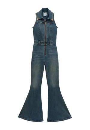 Brezzrokavni denim kombinezon z zadrgo spredaj, špičastim ovratnikom, oprijetim pasom in razširjenimi hlačnicami v srednje modri barvi.