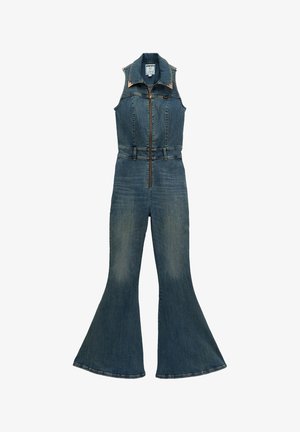 Náprsné rifľové overaly bez rukávov so zapínaním na predný zips, špicatým golierom, priliehavým pásom a rozšírenými nohavicami v stredne modrej farbe.