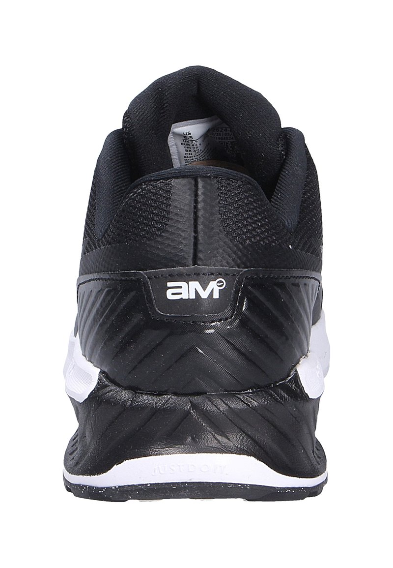 Zapato deportivo negro con parte superior de malla texturizada, cuello acolchado y suela de goma. Presenta un patrón de chevrón distintivo en el talón. Logotipo en la parte posterior.