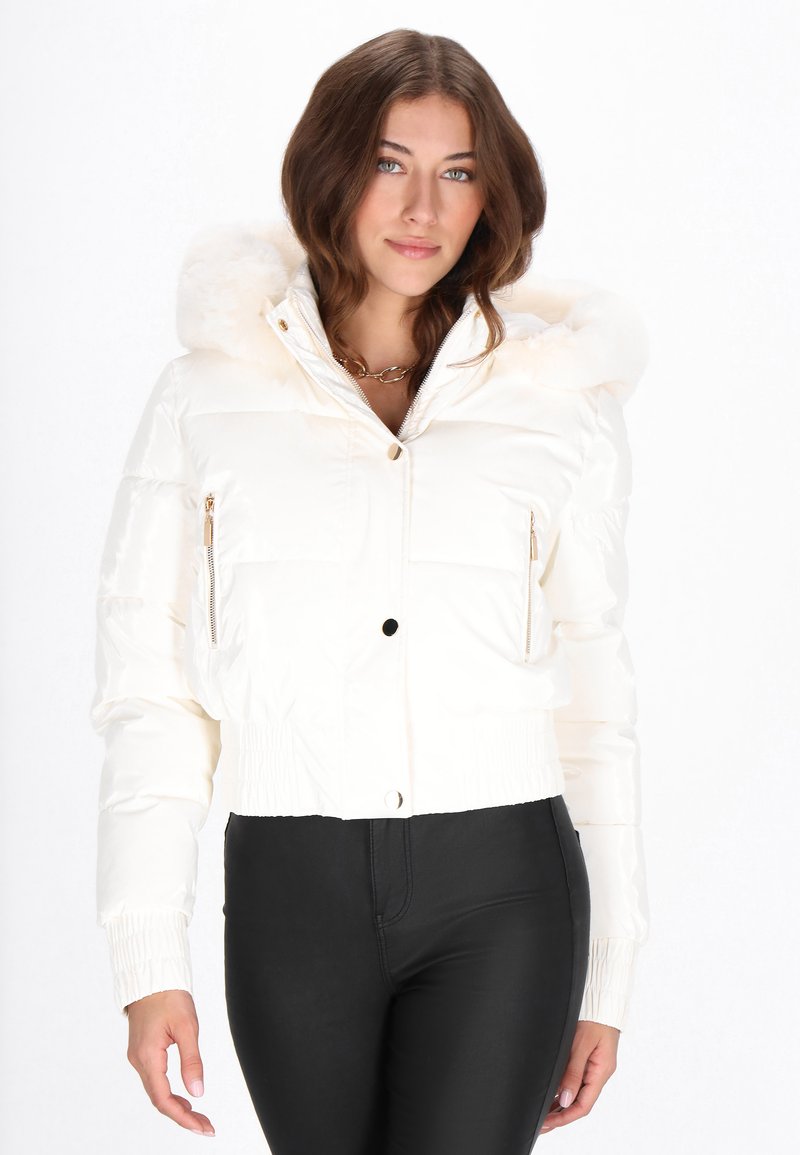 Kort hvid dunjakke med hætte foret med pels, der har lynlåslommer på siden og ribstrikkede manchetter for en tæt pasform. Glat, skinnende yderside.