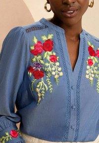 Love & Roses V NECK 3/4 SLEEVE BUTTON THROUGH REGULAR FIT - Blus - blue tencel embroidery
