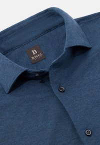 Opgevouwen blauwe gestructureerde overhemd met lange mouwen, een gespreide kraag, zwarte knopen en een zwart label met de tekst "B Boggi Milano" aan de binnenkant van de hals.
