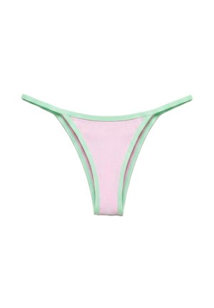 String rose clair avec fine bordure vert menthe et ceinture affiché sur fond blanc.