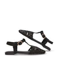 Sandalias de tejido negro con diseño de punta abierta, tira trasera con hebilla en tono dorado y suela plana. Fabricadas con materiales sintéticos.