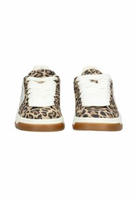 Sneakers con stampa leopardata, caratterizzate da una tomaia testurizzata, lacci bianchi e suola in gomma, con punta arrotondata e colletto imbottito.