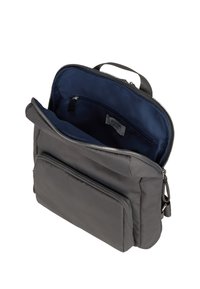 Szara torba na ramię z materiału, zamykana na zamek, z główną komorą i przednią kieszenią. Wnętrze wyścielone ciemnoniebieskim kolorem.