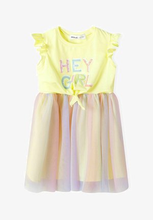Żółta krótka sukienka z falbaniastymi rękawami, związywana z przodu, z pastelowymi tiulowymi falbanami w odcieniach tęczy, ozdobiona napisem "HEY GIRL".