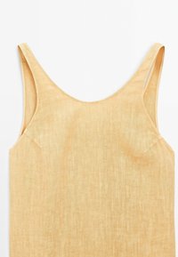 Robe en lin beige sans manches avec larges bretelles et encolure dégagée sur fond blanc.
