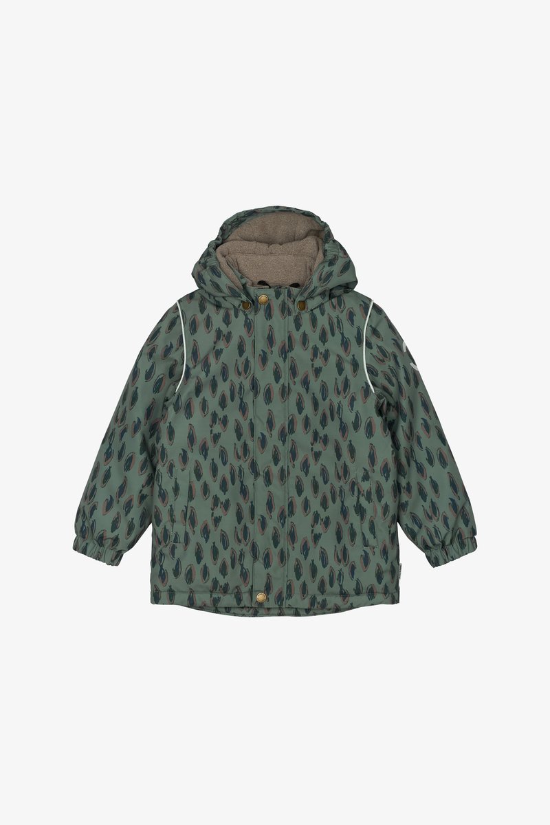 Zelena jakna s uzorkom i kapuljačom, koja ima mekanu unutarnju podstavu, elastične manžete, prednji zatvarač i akcentne dugmiće.