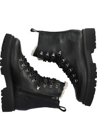 Zwarte leren enkellaarsjes met zilverkleurige hardware, een zool met textuur voor grip, een vetersluiting aan de voorkant met haken en een voering van fleece. Zijrits voor gemakkelijk aan- en uittrekken.