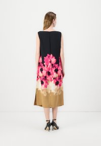 Rochie fără mâneci cu un top negru solid, decorat cu un imprimeu floral vibrant în nuanțe de roz și maro, design A-line fluid, și detaliu cu fante laterale.