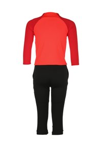 Rashguard mit 3/4 roten Ärmeln und schwarzem Körper, mit rundem Ausschnitt und glattem, dehnbarem Stoff, der sich für Wasseraktivitäten eignet.