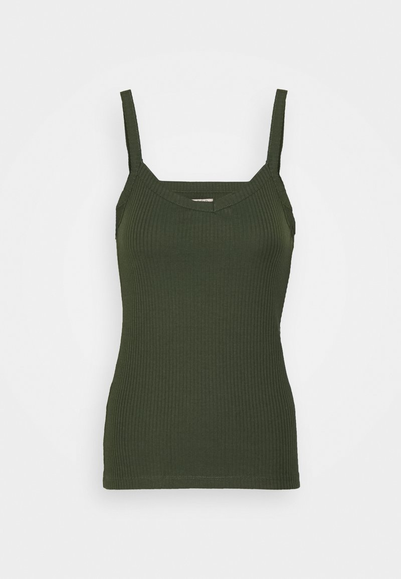 Débardeur côtelé vert olive avec fines bretelles, présentant un col carré et une silhouette ajustée. Tissu doux et texturé. Pas de logos visibles.