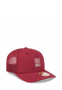 Roter Hut mit Netzrücken, strukturiertem Design, erhabenem Logopatch auf der Vorderseite und gestickten Details entlang des Schirms.