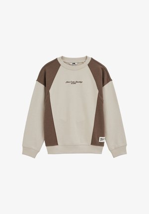 Felpa beige e marrone a maniche lunghe con collo girocollo, con la scritta "Home Court Advantage est. 1962" sul petto e una piccola toppa vicino all'orlo.