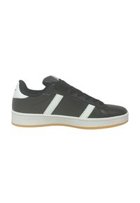 Sneaker nere in materiale sintetico, con strisce bianche, punta rotonda e suola in gomma testurizzata. Inclusi lacci e linguetta imbottita.
