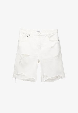 Valkoiset farkkushortsit, joissa on kulutuksia, kuten reikäkohdat ja hapsut. Mukana viiden taskun malli ja metalliset yksityiskohdat.