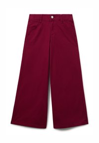 Pantalones de pierna ancha en rojo oscuro con presillas para cinturón, botón delantero y bolsillos sobre un fondo blanco.