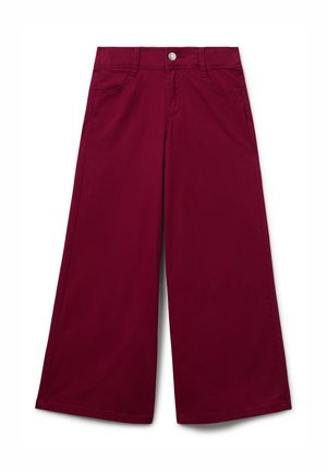 Wijduitlopende pantalons in donkerrood met riemlussen, een knoop aan de voorkant en zakken op een witte achtergrond.