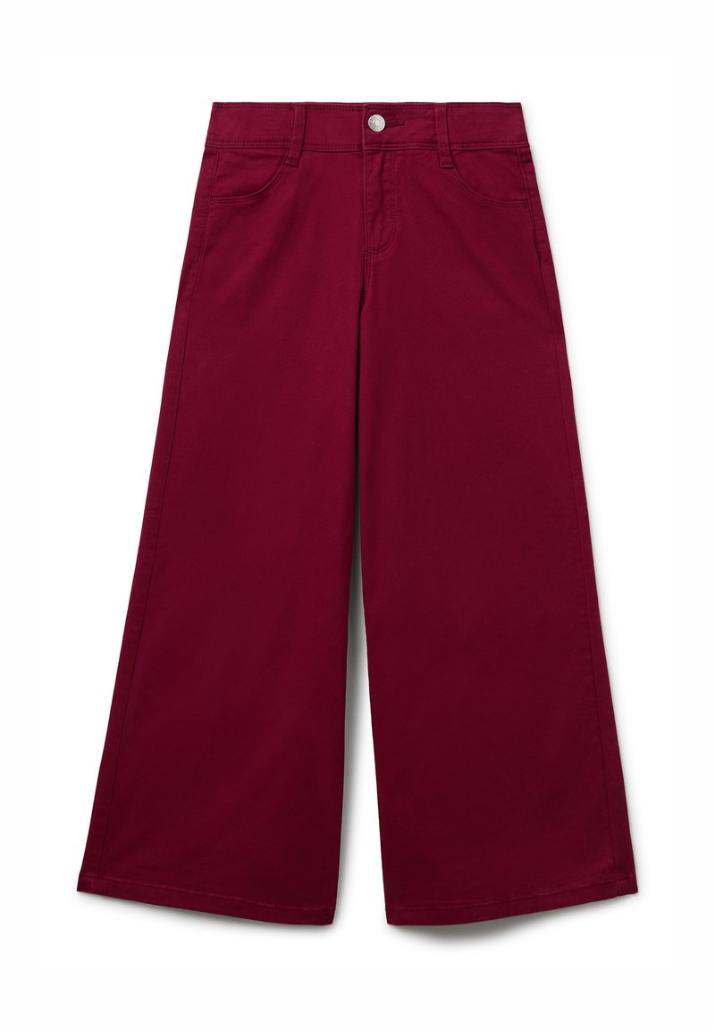 Pantalones de pierna ancha en rojo oscuro con presillas para cinturón, botón delantero y bolsillos sobre un fondo blanco.