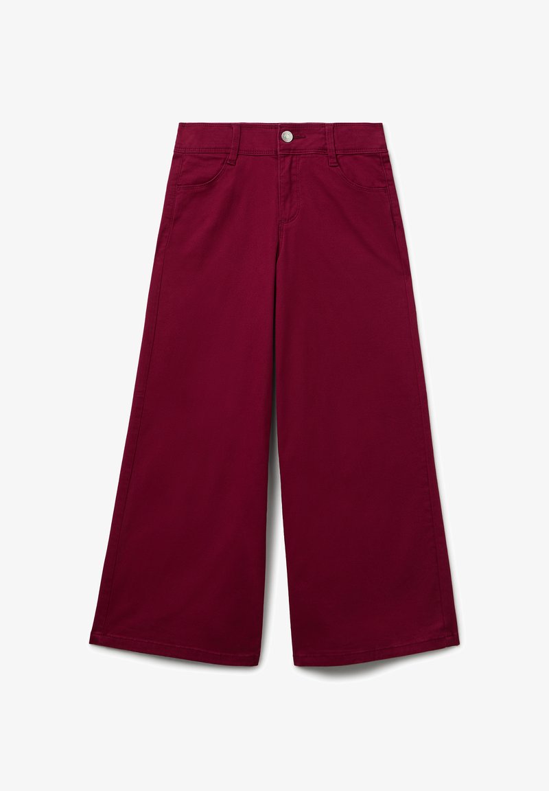 Pantaloni a gamba larga di colore rosso scuro con passanti per cintura, bottone frontale e tasche su sfondo bianco.